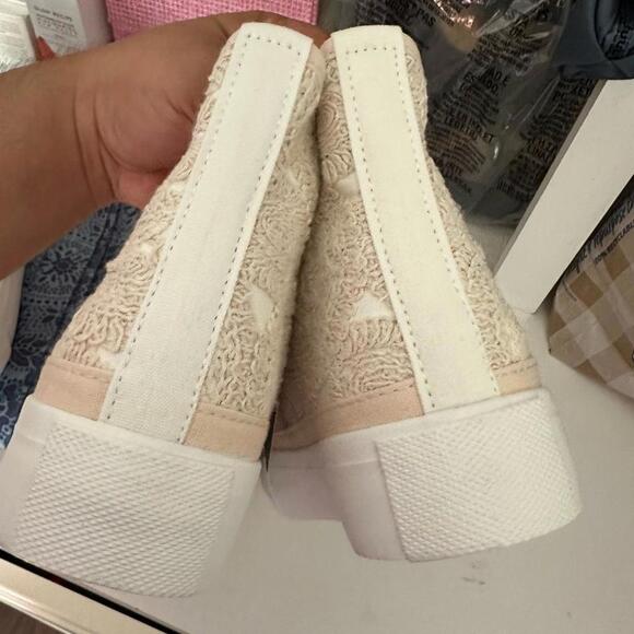 AE Crochet Platform High-Top Sneaker - Picture 4 of 5